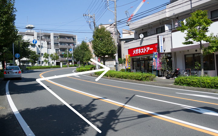 246方面からはメガネストアーさんが目印です