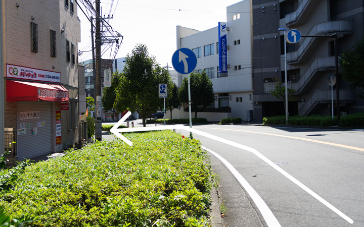 高山バス停方面からはパソコン教室さんが目印です